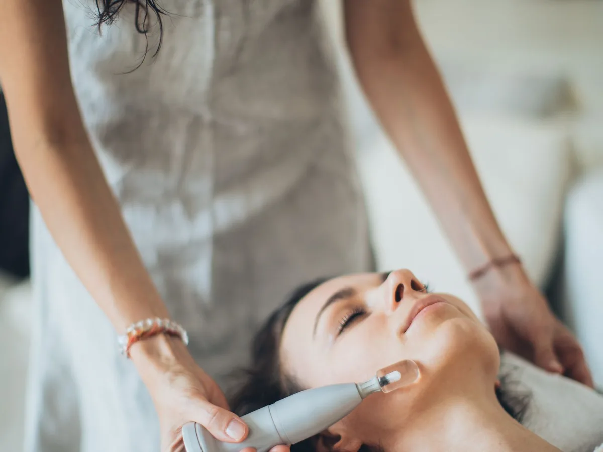 Tratamiento facial con aparatología en cabina
